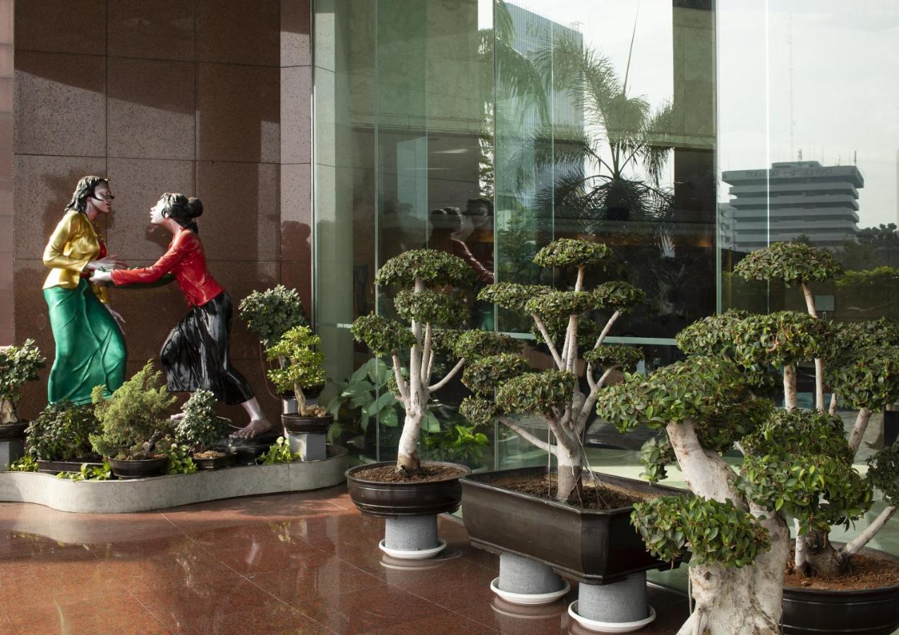 Hotel Ciputra Jakarta Managed By Swiss-Belhotel International Exteriör bild