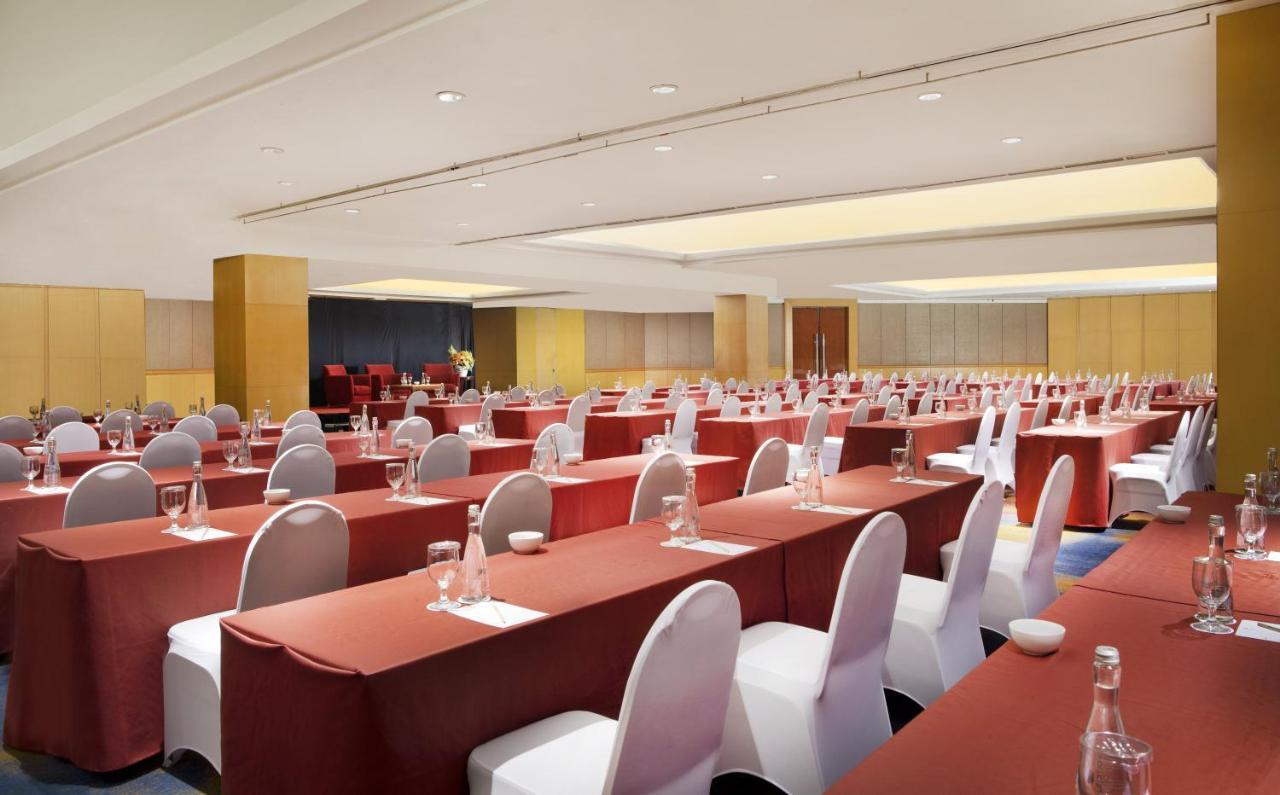 Hotel Ciputra Jakarta Managed By Swiss-Belhotel International Exteriör bild
