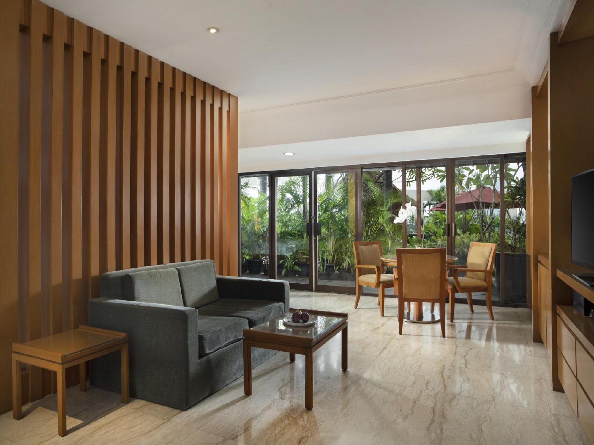 Hotel Ciputra Jakarta Managed By Swiss-Belhotel International Exteriör bild